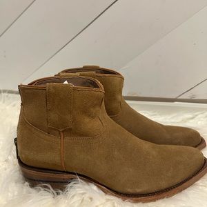 NWT Alvies “The Stassney”, Size W7.5 width B, Color “Tonga Hut Happy Hour”